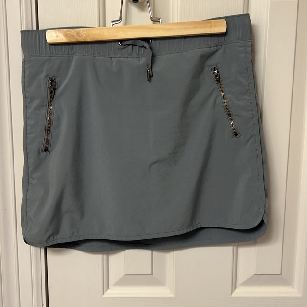 Athleta gray skort with two zippered pockets.